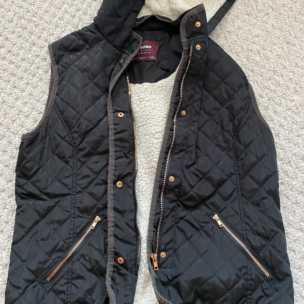 Black vest with soft fleece material inside. Size large from Cisono.